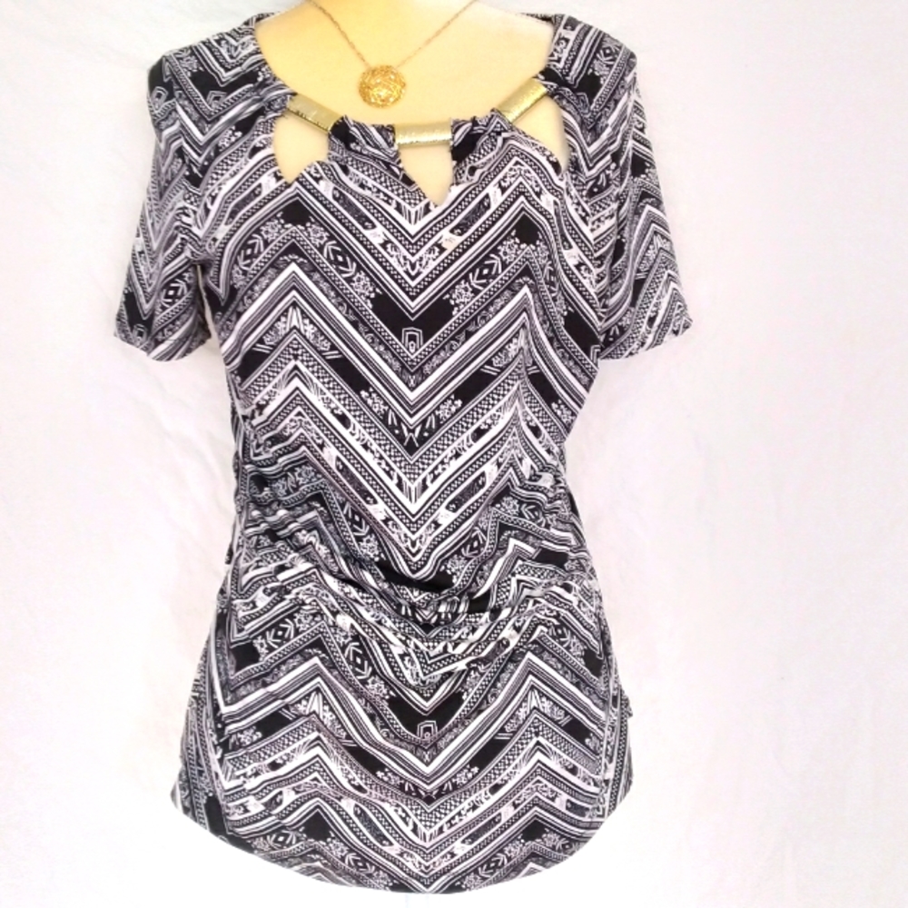 Alex & Olivia black & white sleeveless top size M